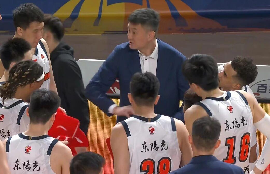 广东男篮惨遭18分逆转，北京33分大胜 辽宁复仇深圳 上海力克北控